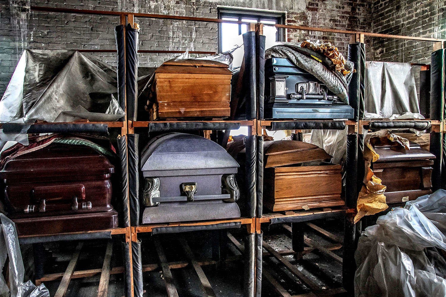 Abandoned funeral home dies of decay