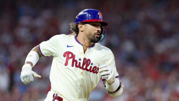 Nick Castellanos singles with 2 outs to win Game 2 for Phillies