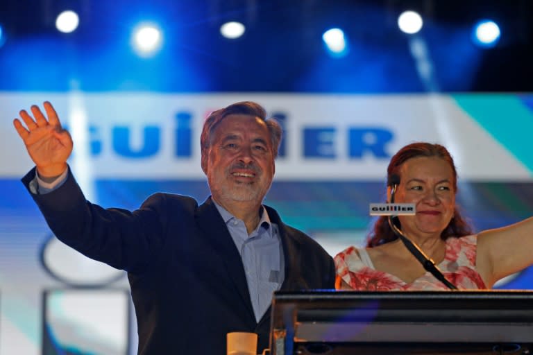 Le candidat socialiste à la présidentielle au Chili Alejandro Guillier (G) et son épouse durant son dernier meeting de campagne à Santiago, le 16 novembre 2017