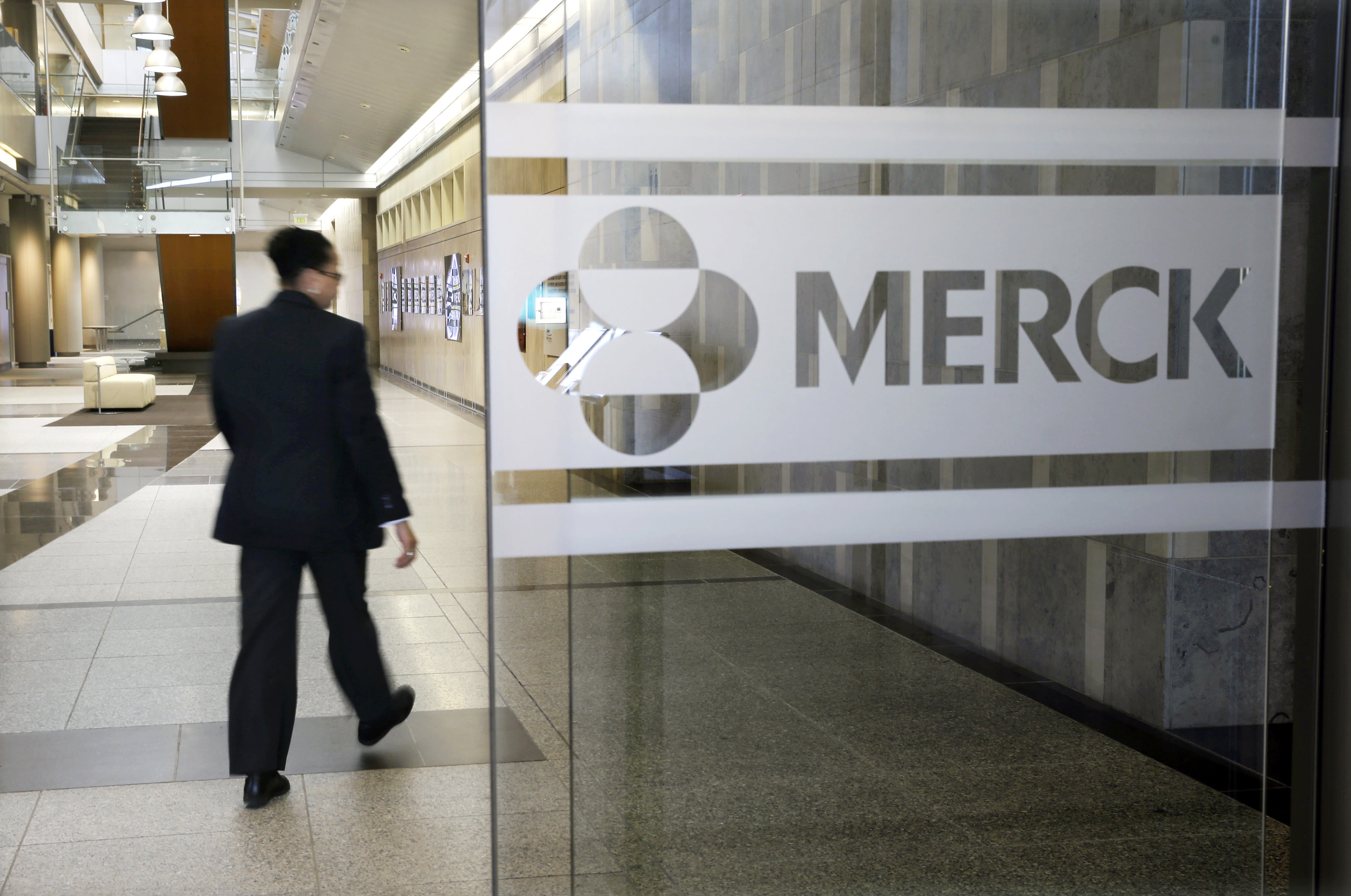 Merck breezes past 3Q profit expectations, raises forecast