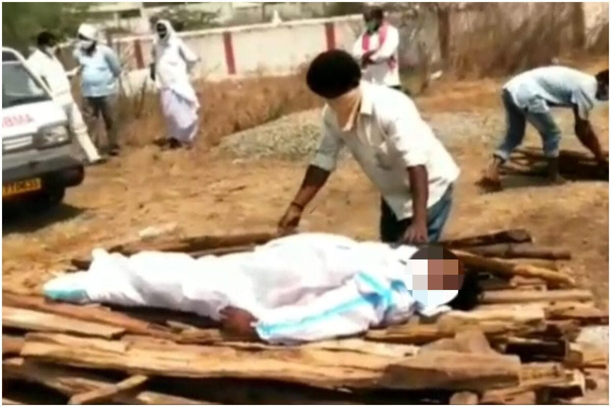 Two Muslim Brothers Perform Last Rites of Hindu Man Who ...