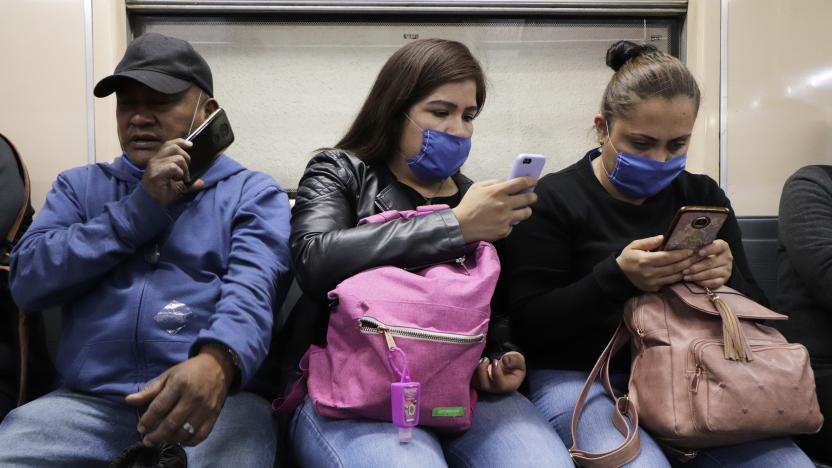 17 April 2020, Mexico, Mexiko-Stadt: People, sometimes wearing face masks, make phone calls or look at information on their mobile phones while riding the subway in the middle of the Corona pandemic. From 17.04.2020, the wearing of face masks will be compulsory in the subway. The number of Covid-19 infected people in Mexico has risen to 6297. Photo: Gerardo Vieyra/dpa (Photo by Gerardo Vieyra/picture alliance via Getty Images)