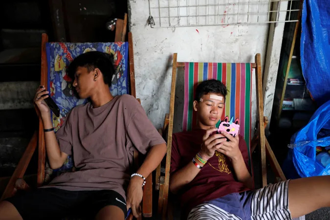 Gençler, 10 Ocak 2020'de Manila, Filipinler'deki quiapo'da akıllı telefonlar kullanıyor. REUTERS / Willy Kurniawan