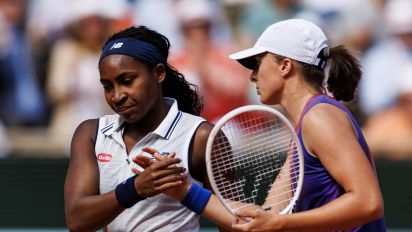 Getty Images - PARIS, FRANCE - JUNE 06: iga Swiatek of Poland shakes hands with Coco Gauff of the United States in the semi-final of the women's singles at Roland Garros on June 06, 2024 in Paris, France. (Photo by Frey/TPN/Getty Images)