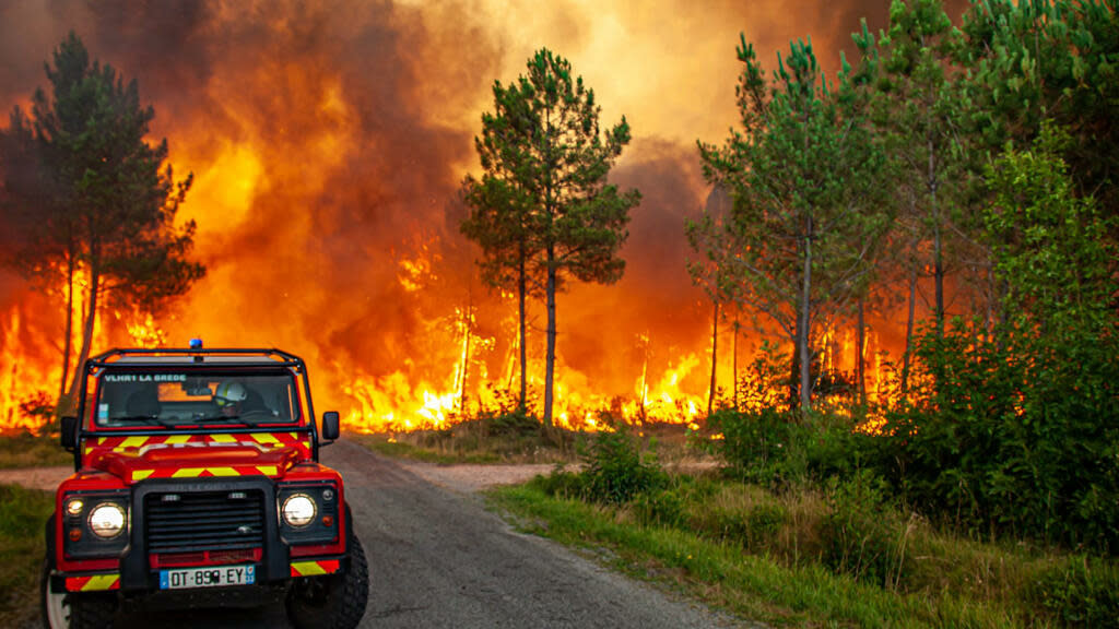 Thousands evacuated as fires ravage 7,300 hectares of forest near Bordeaux