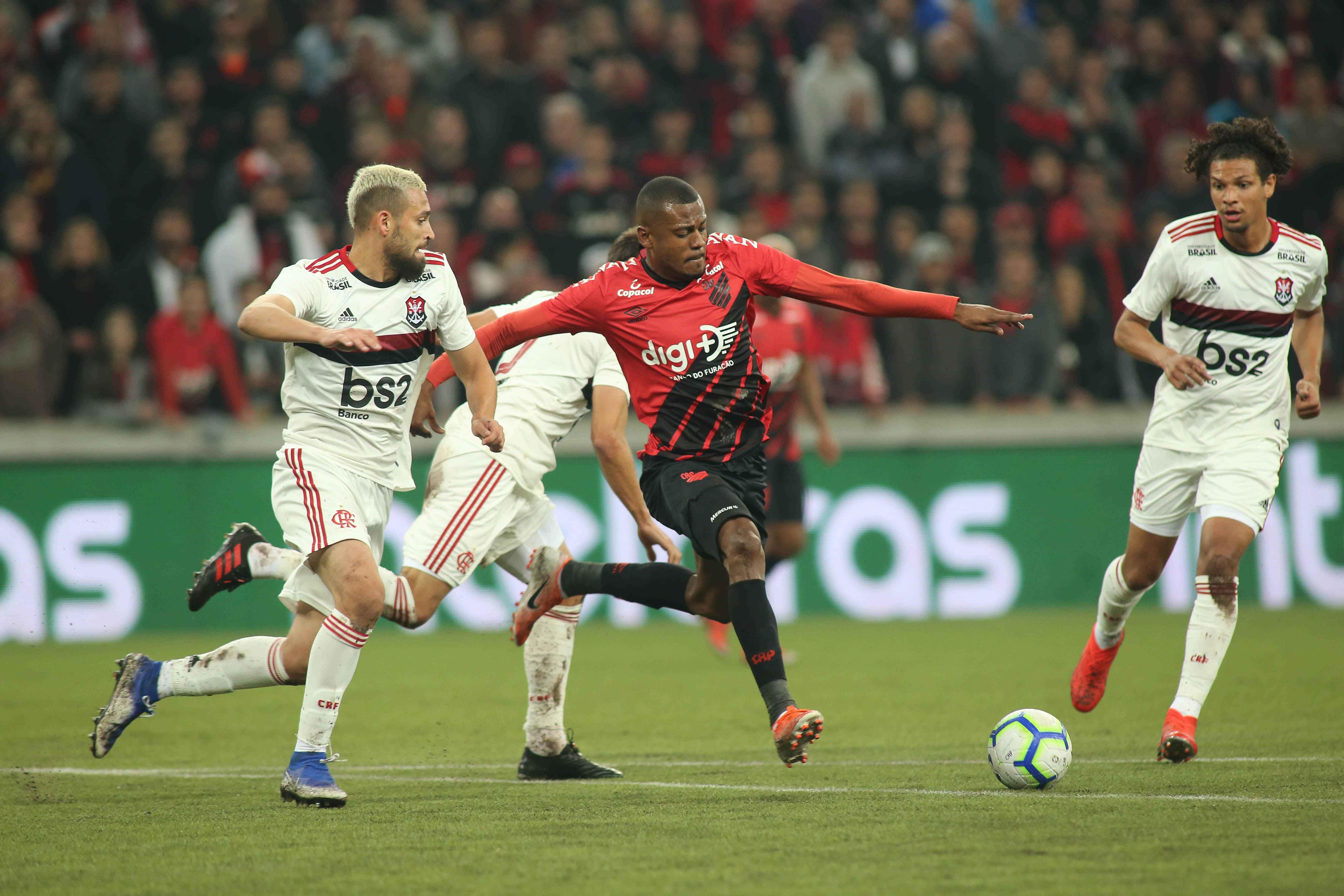 Athletico tem três gols anulados e empata com o Flamengo