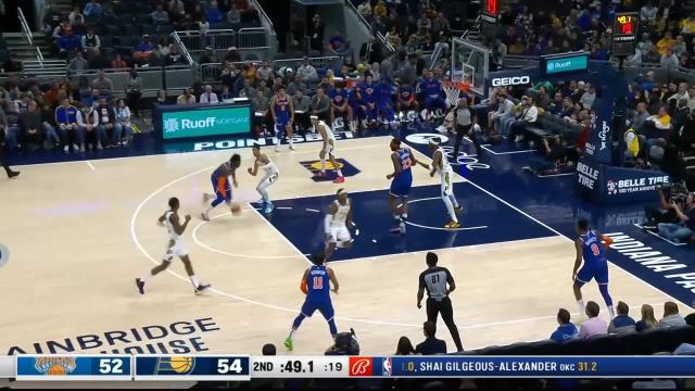 Julius Randle with a last basket of the period vs the Indiana Pacers