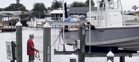 Les résidents sécurisent les bateaux et ferment les fenêtres à l’approche de l’ouragan Ian à Tampa Bay