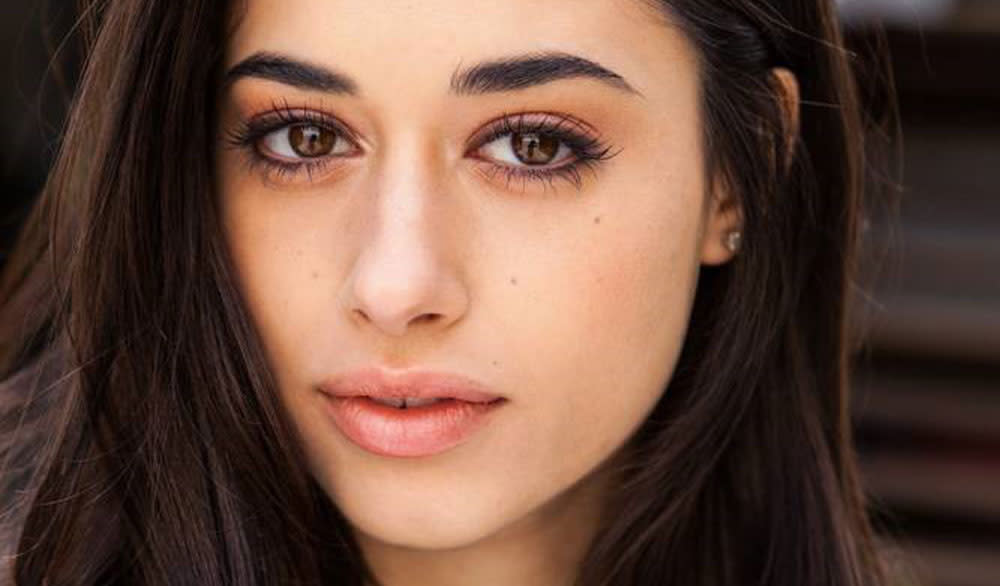 La estrella de ‘Roswell, Nuevo México’ Jeanine Mason se une a Blair Underwood y Sarah Silverman en ‘Viral’ (EXCLUSIVO)