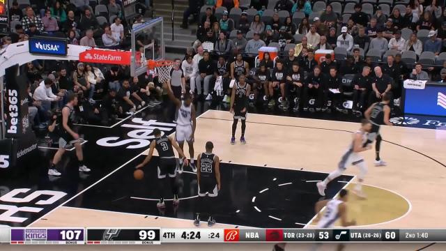 Harrison Barnes with a dunk vs the San Antonio Spurs