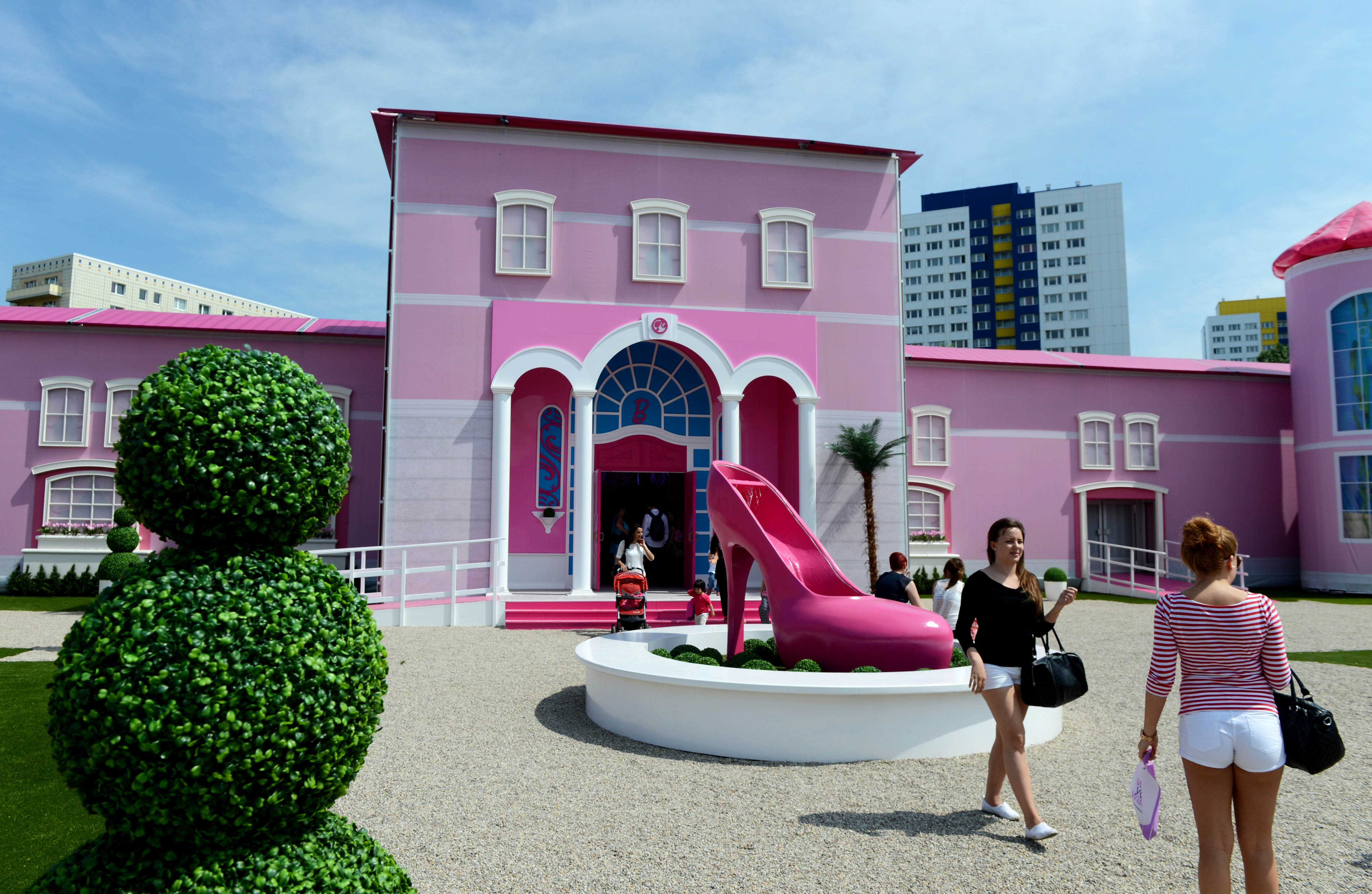 Барби дом 1. Дом музей Барби в Берлине. Розовый домик Дрим Хаус. Домик Барби Дримхаус. Дом мечты Барби настоящий.