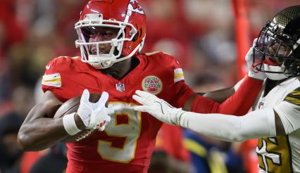 Chiefs' new look offense with old faces beats the Saints to move to 5-0