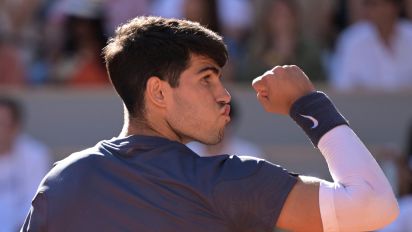 Getty Images - Spain's Carlos Alcaraz reacts after a point during his men's singles semi final match against Italy's Jannik Sinner on Court Philippe-Chatrier on day thirteen of the French Open tennis tournament at the Roland Garros Complex in Paris on June 7, 2024. (Photo by Bertrand GUAY / AFP) (Photo by BERTRAND GUAY/AFP via Getty Images)