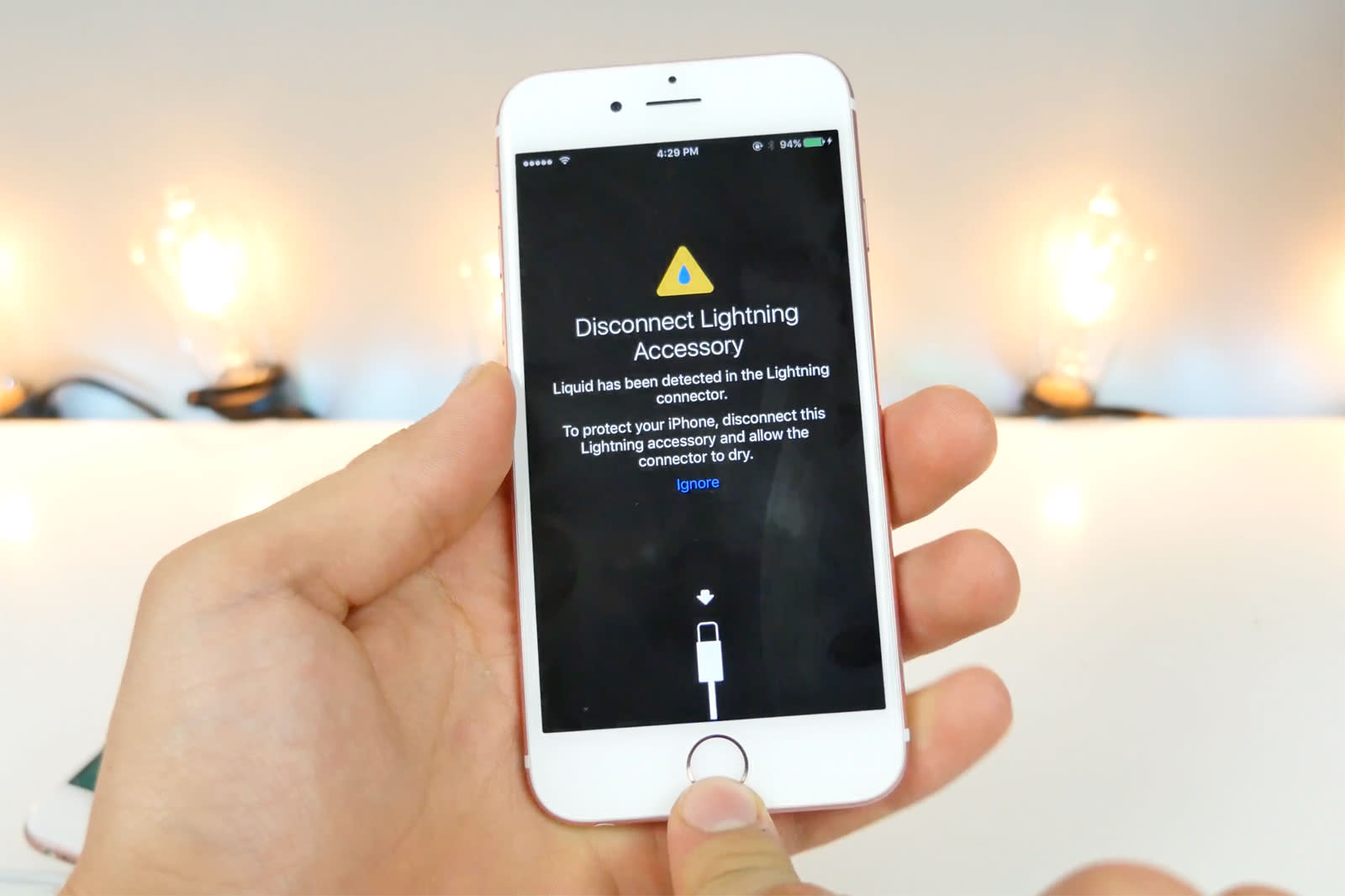 Оповещения зарядка. Разъем Lightning iphone обнаружена жидкость. Айфон IOS 10. Обнаружена вода в разъеме Lightning. Iphone предупреждение о влаге.