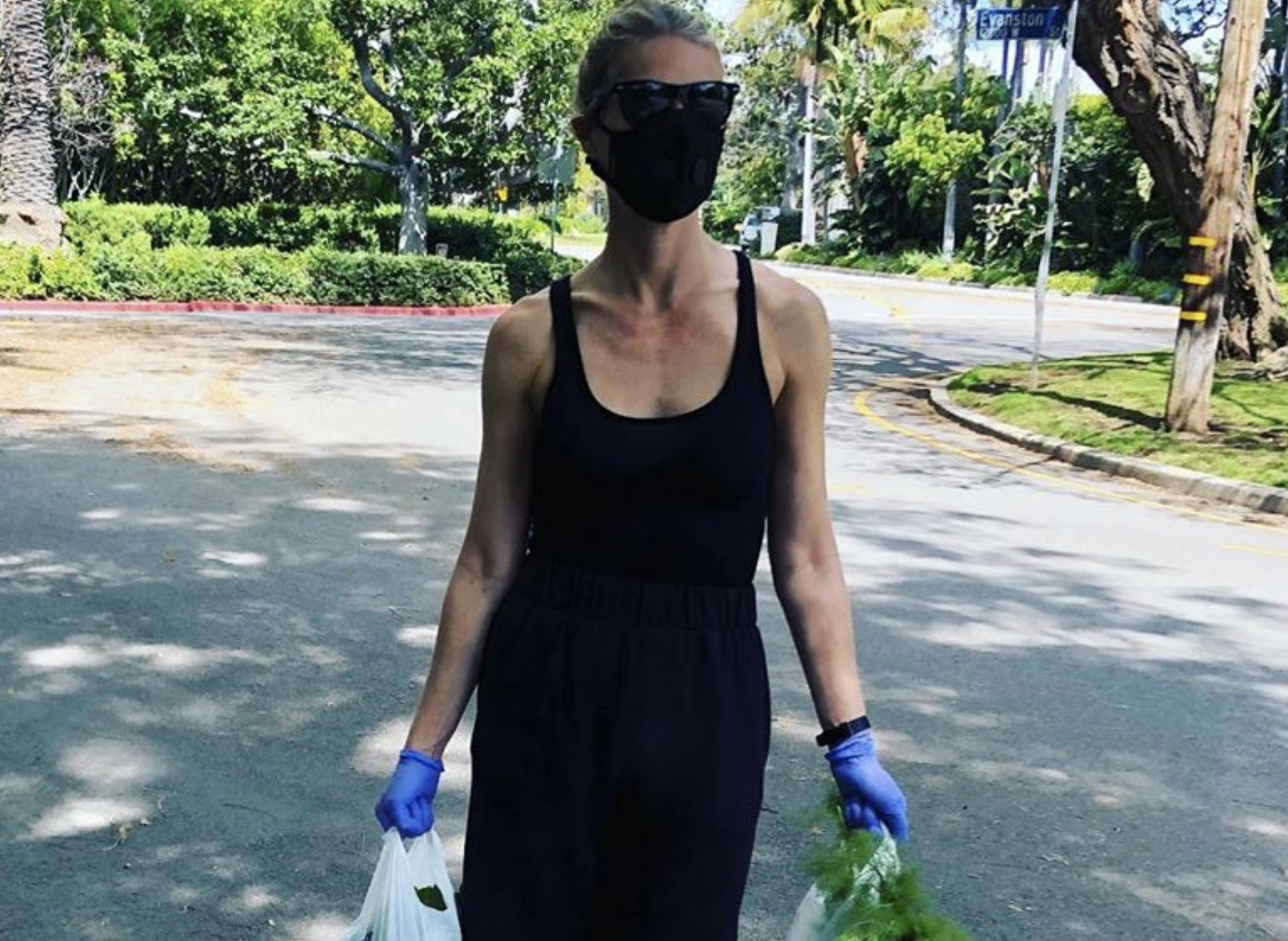 Gwyneth Paltrow wears a face mask to farmers’ market amid coronavirus