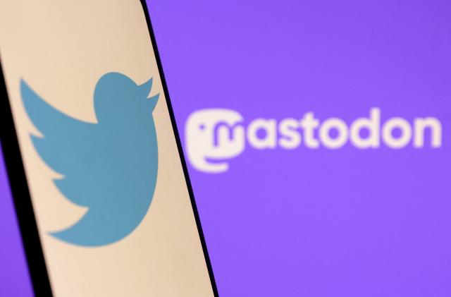 Twitter and Mastodon logos are seen in this illustration taken November 7, 2022. REUTERS/Dado Ruvic/Illustration