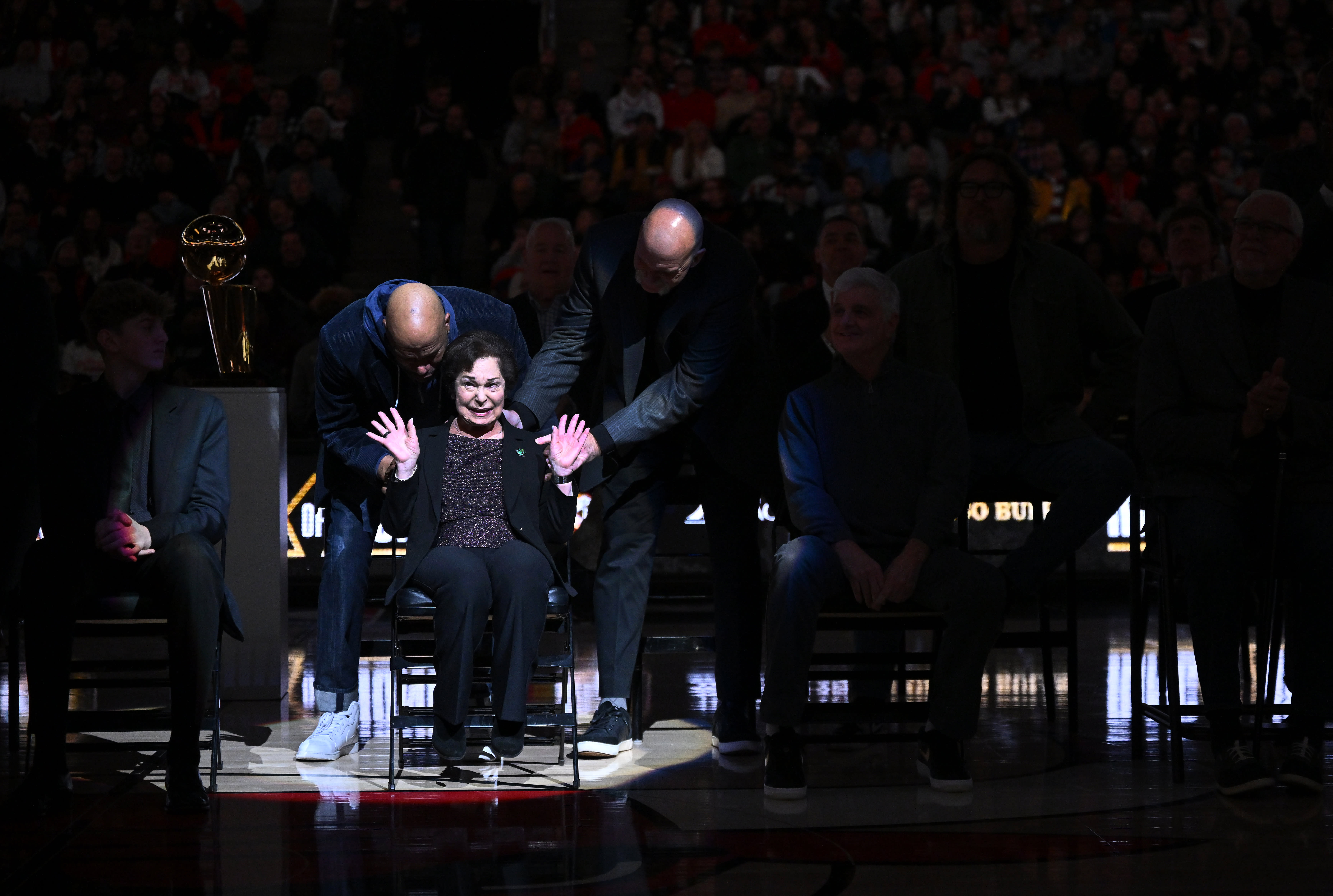 Bulls Ring of Honor ceremony gets ugly as fans loudly boo Jerry Krause in front of his widow