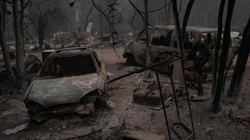 Vehicles lie damaged in the aftermath of the Obenchain Fire in Eagle Point, Oregon, U.S., September 11, 2020. Picture taken September 11, 2020. REUTERS/Adrees Latif