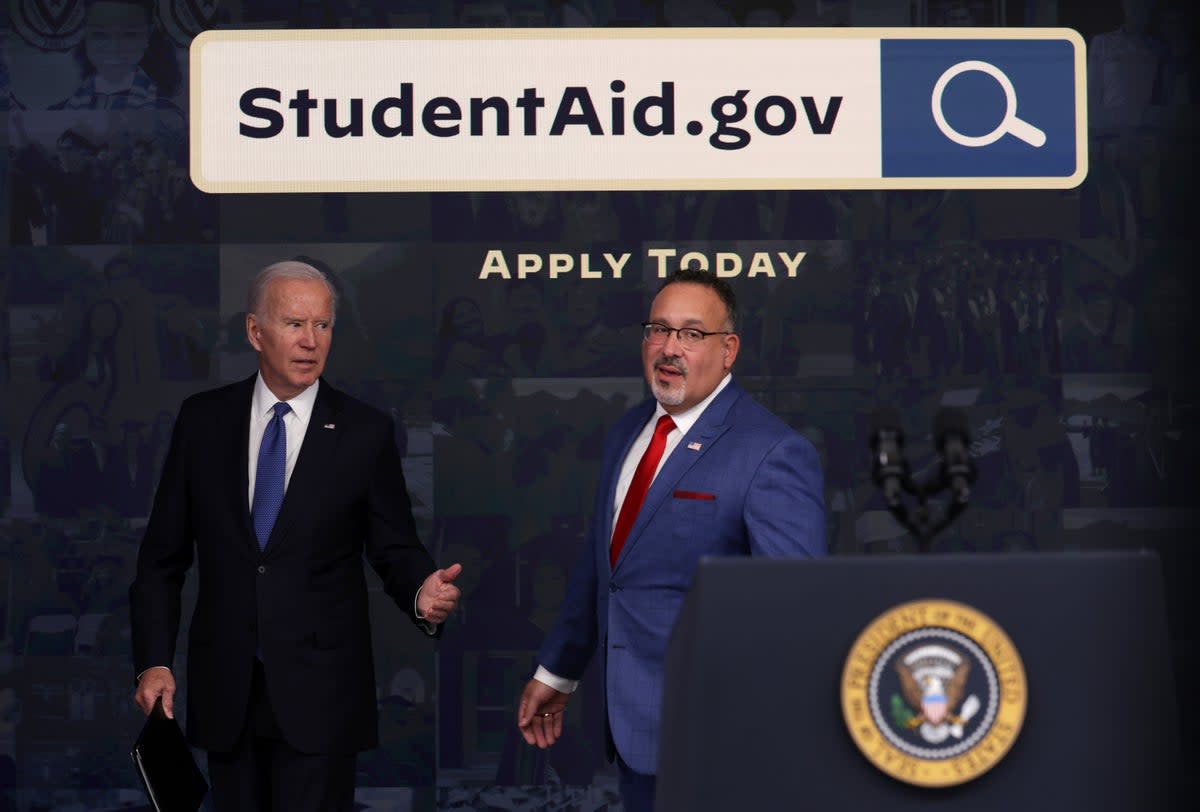 La Cour suprême et le juge fédéral rejettent les tentatives de blocage du plan d’endettement étudiant de Biden