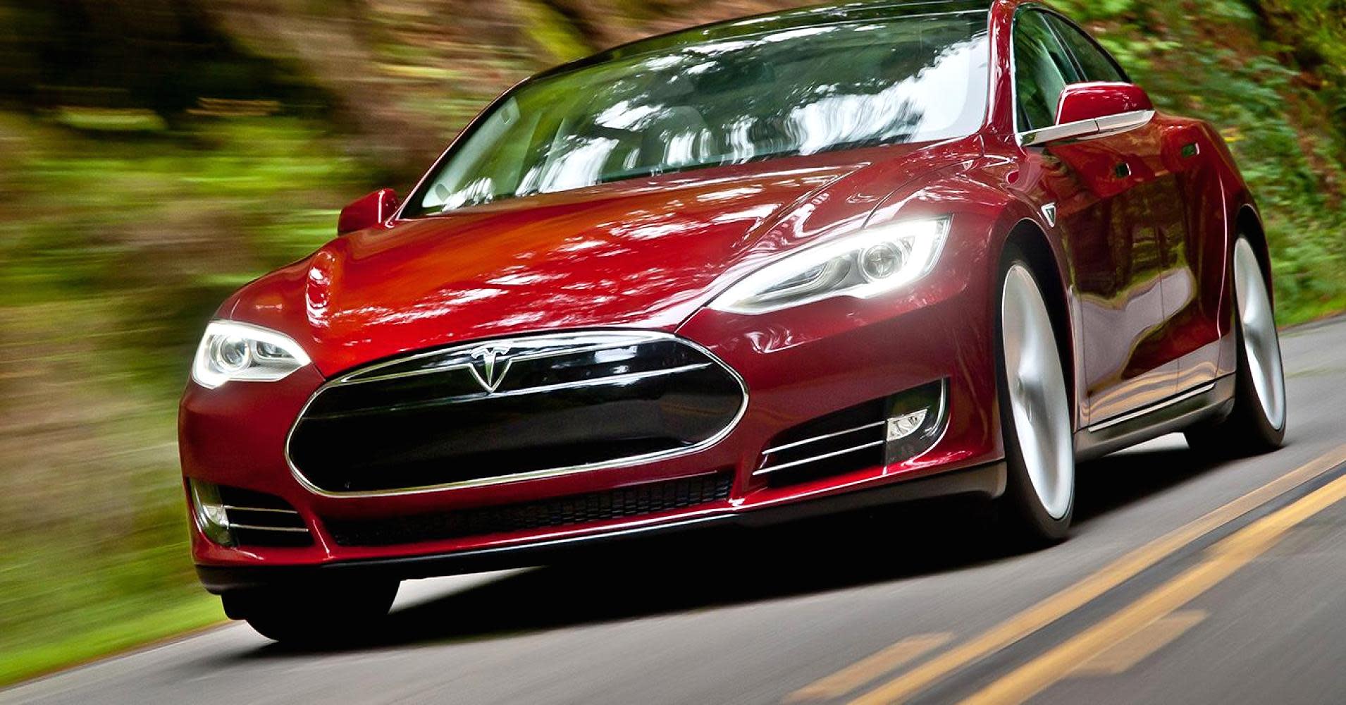 Tesla will discontinue least expensive Model S