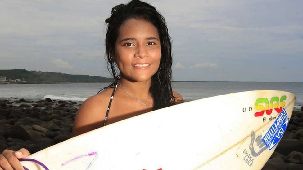 Katy Díaz, the El Salvador surfer who aspires to the Olympics and what a ray has taken while training