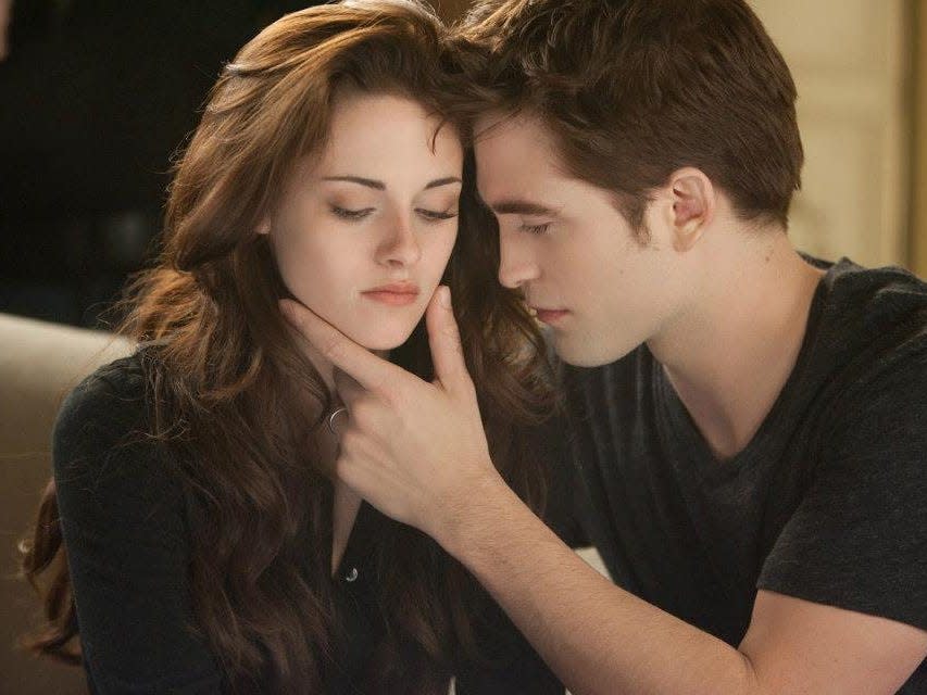 'Twilight' director warned Robert Pattinson that Kristen Stewart was a minor aft..