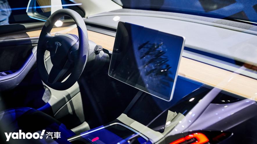 全數集中於15吋中控螢幕的作法而讓駕駛能更集中地把視線放在Model Y的前方。 - 8