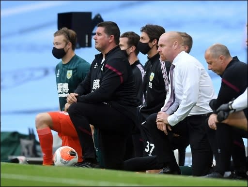 Flugzeug Mit Rassistischem Banner Fliegt Uber Fussball Stadion In Manchester