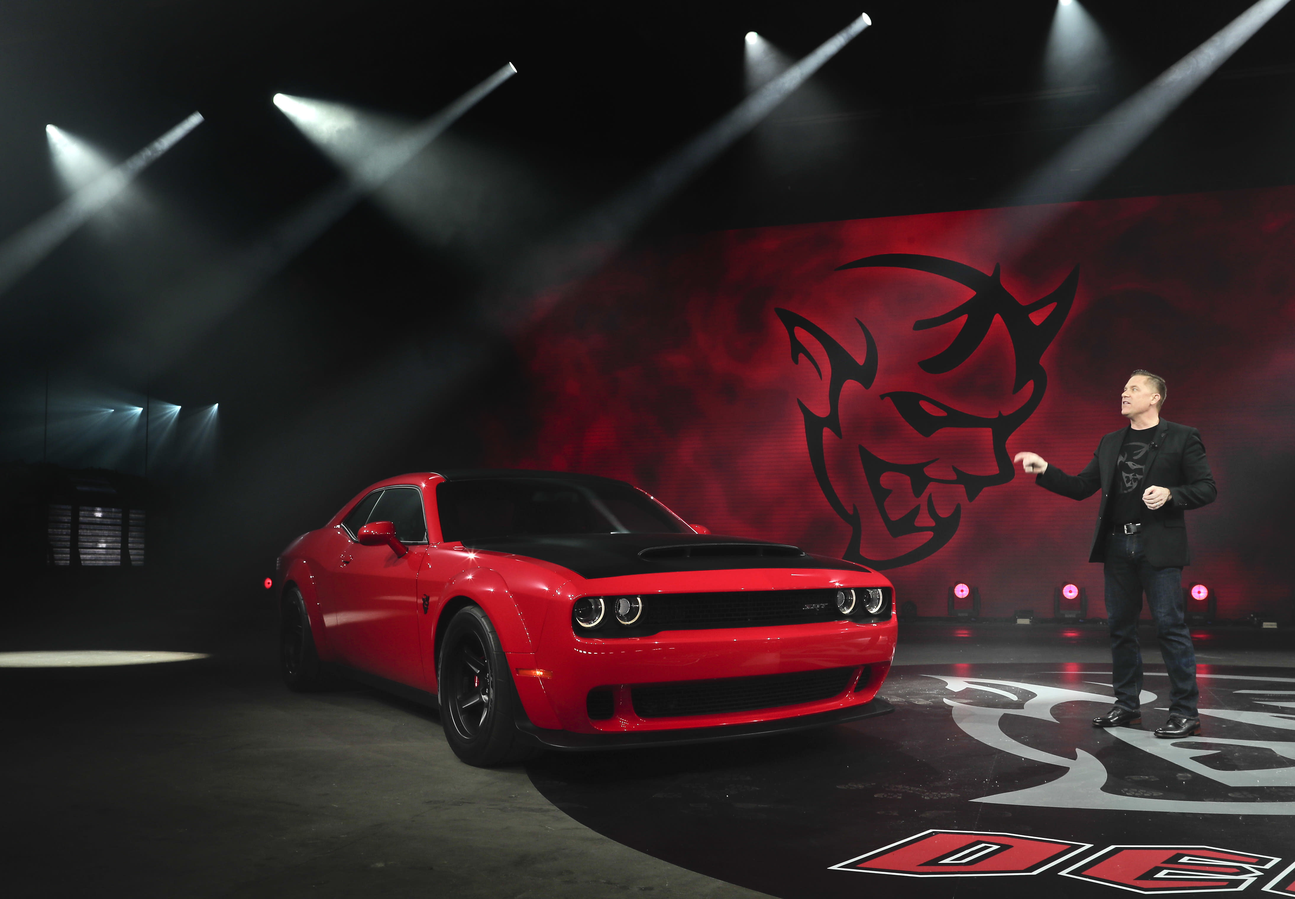 Dodge demon разгон. Додж СРТ демон. Додж Челленджер srt Demon. Додж Челленджер СРТ демон. Мустанг и Додж демон.