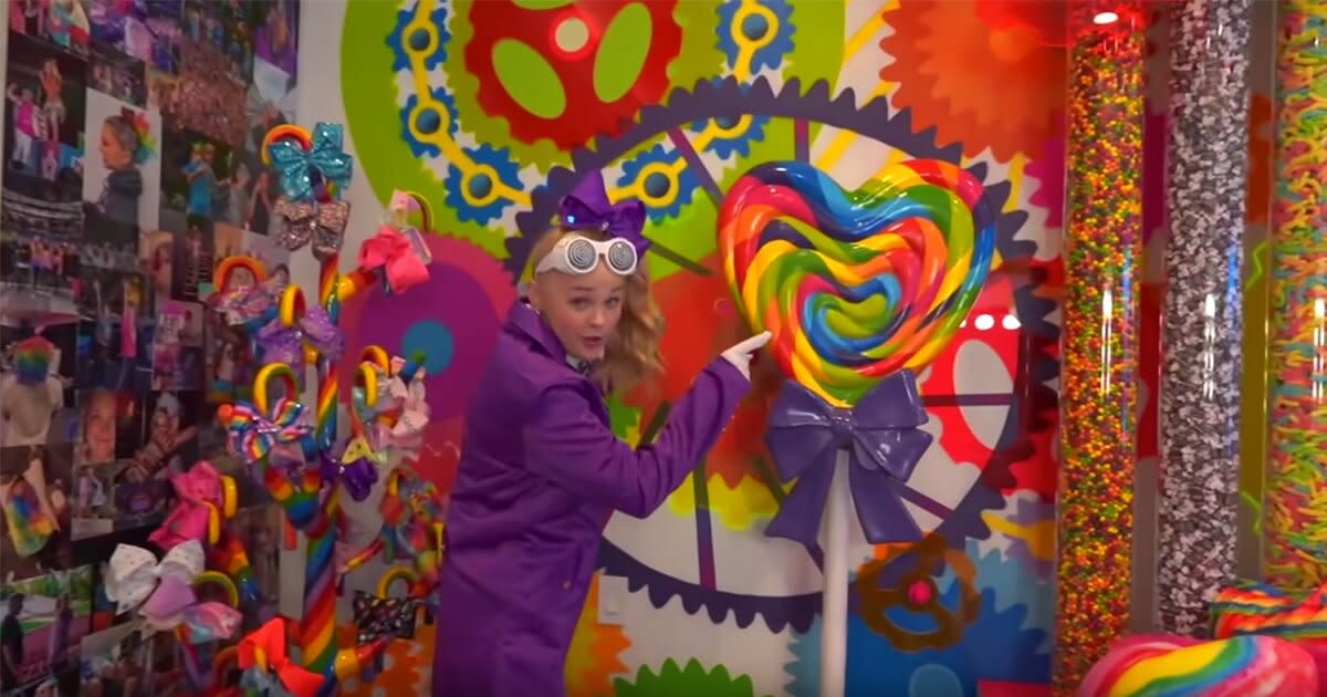 Jojo Siwa Shows Off Her Willy Wonka Inspired Bedroom Makeover Featuring 4 000 Pounds Of Candy