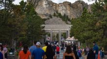 Trump visita el Monte Rushmore en mitad de controversias indígenas y preocupaciones por el coronavirus