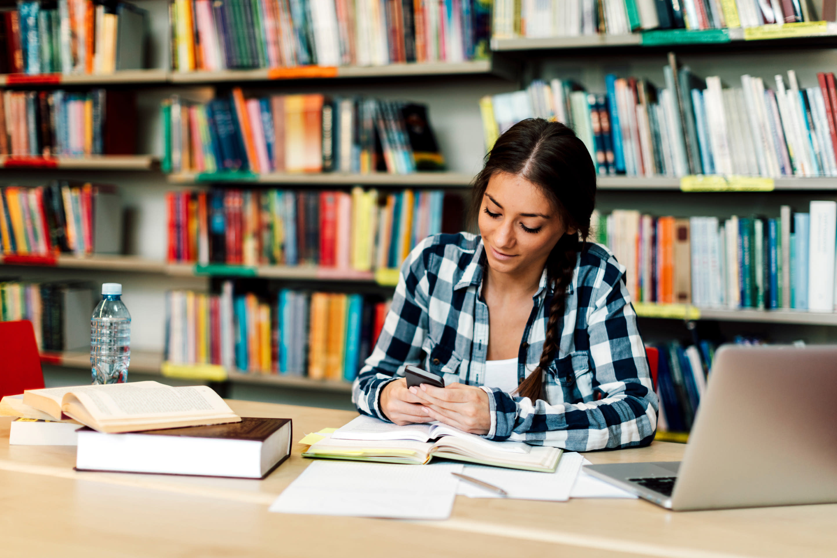 Under study. Ученица в библиотеке. Студенты в библиотеке Сток. Студентка в библиотеке фото. Студенты в библиотеке фото.