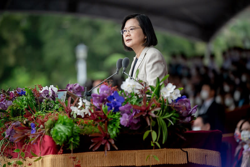 Tsai Ing-wen’s “reading manuscript” crashed? Being harsh “look left and right” paper word eats lives