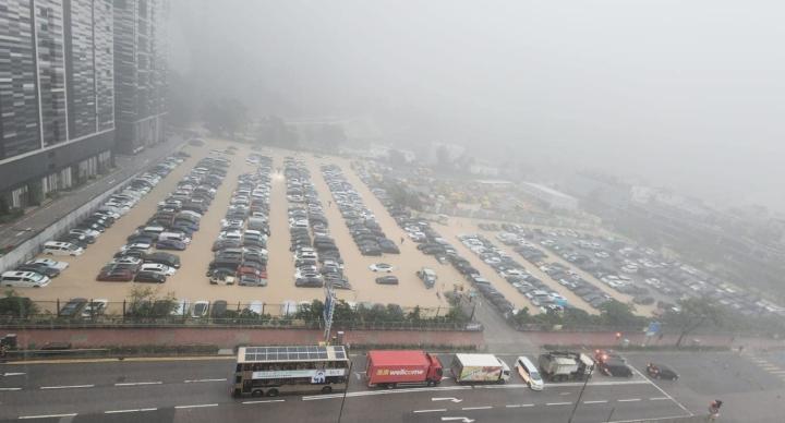 紅色暴雨｜將軍澳日出康城停車場水浸　影業路全線封閉