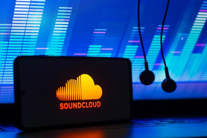 BRAZIL - 2021/12/07: In this photo illustration the streaming service logo SoundCloud seen displayed on a smartphone next to a pair of earphones. (Photo Illustration by Rafael Henrique/SOPA Images/LightRocket via Getty Images)