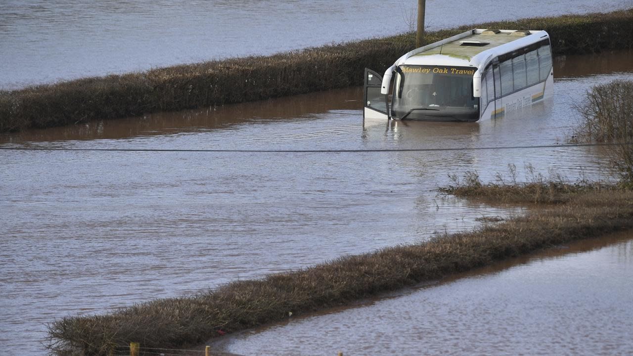 UK grapples with floods, toll rises to 3 - Yahoo News Australia