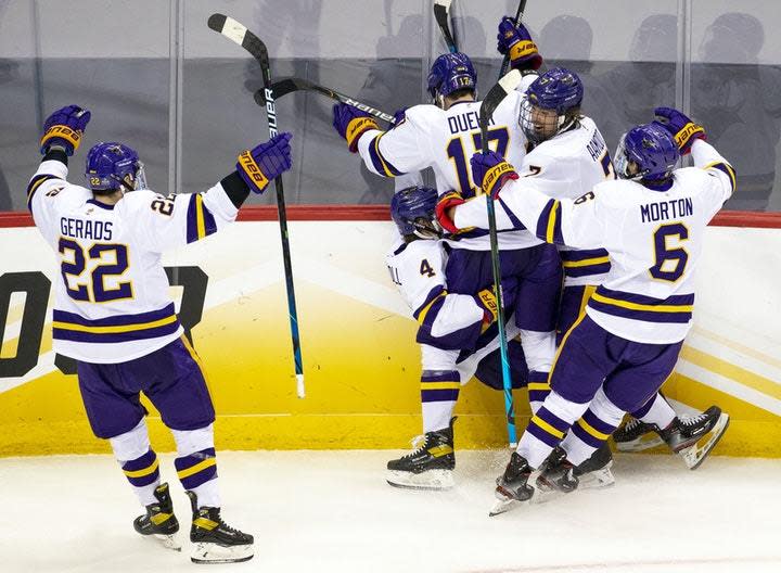 How did Mankato best men’s college hockey team in the country?