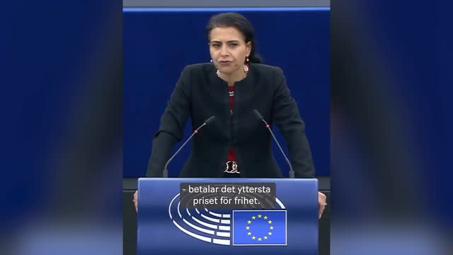 L’eurodéputée suédoise Abir Al-Sahlani se coupe les cheveux lors d’un discours du Parlement européen en solidarité avec les femmes iraniennes