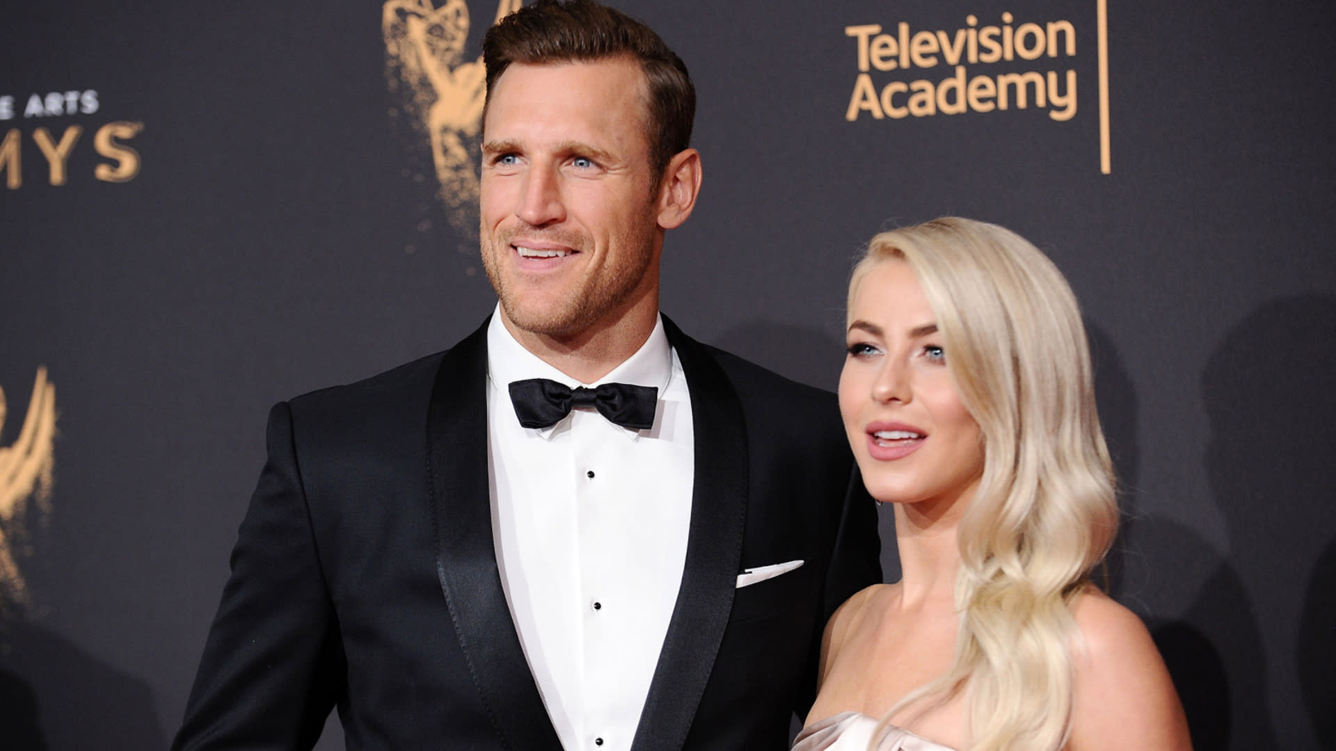 Brooks Laich and Katrín Tanja Davíðsdóttir Kiss Before Trip to Hawaii