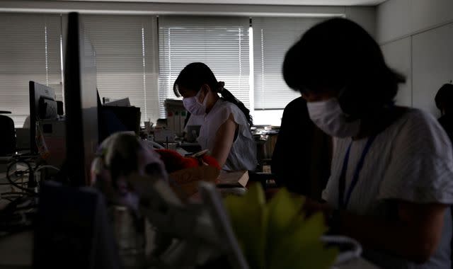 東京の猛暑が電源の恐怖を引き起こすにつれて、何百万人もの人々が照明を消すよう指示されました。