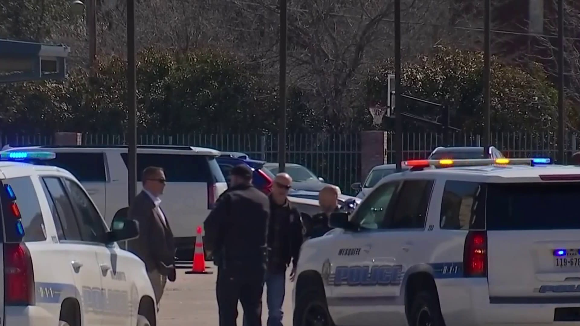 Suspenden a policía que utilizó pistola taser en una escuela para despertar  a un estudiante
