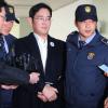 Sudcorea, erede di Samsung appare in manette per interrogatorio