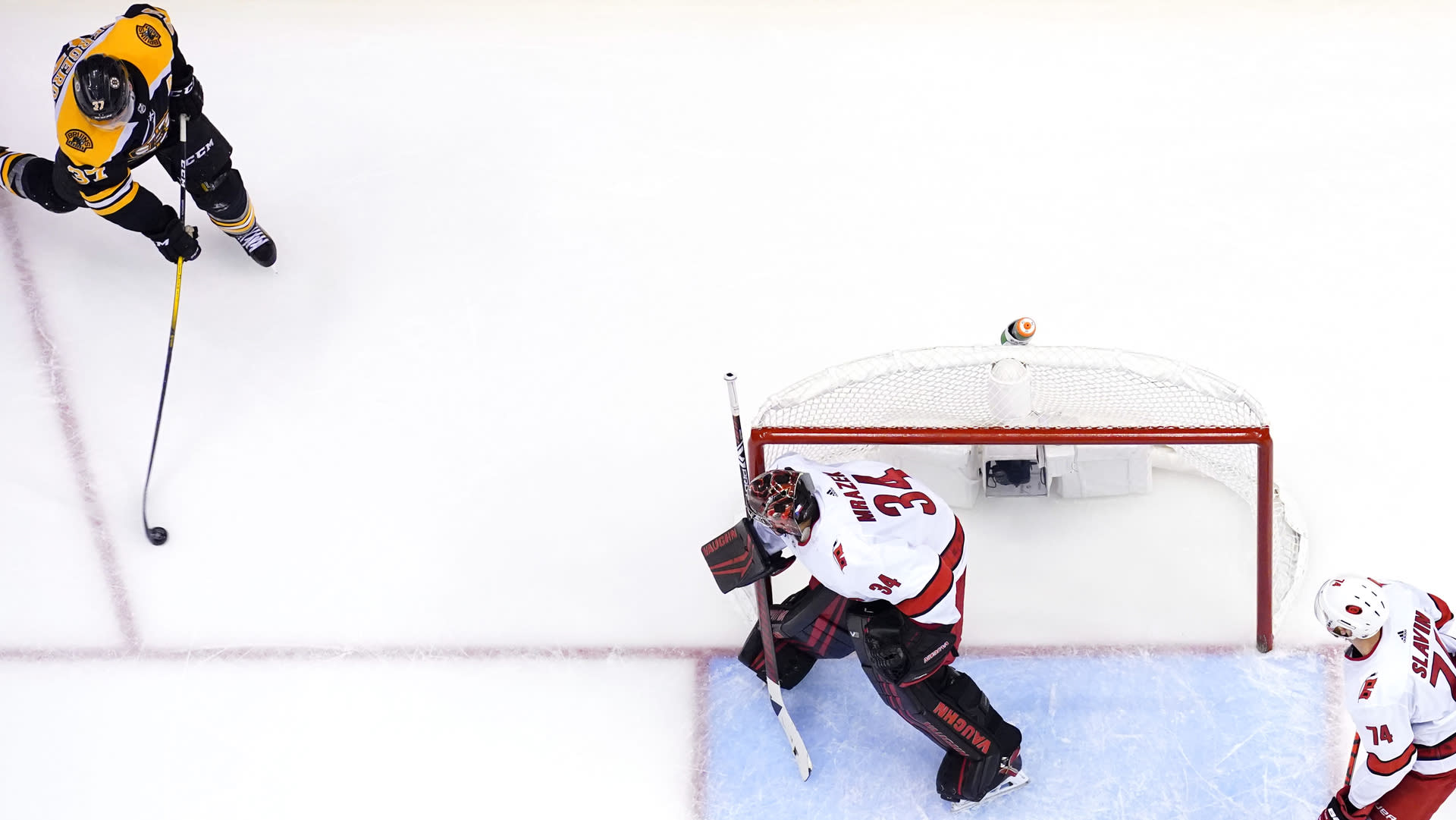 Patrice Bergeron, roasts Petr Mrazek 