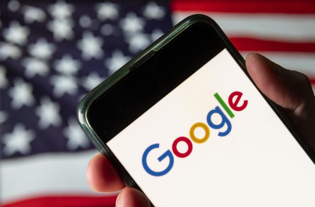 CHINA - 2020/08/13: In this photo illustration the American multinational technology company and search engine Google logo is seen on an Android mobile device with United States of America flag in the background. (Photo Illustration by Budrul Chukrut/SOPA Images/LightRocket via Getty Images)