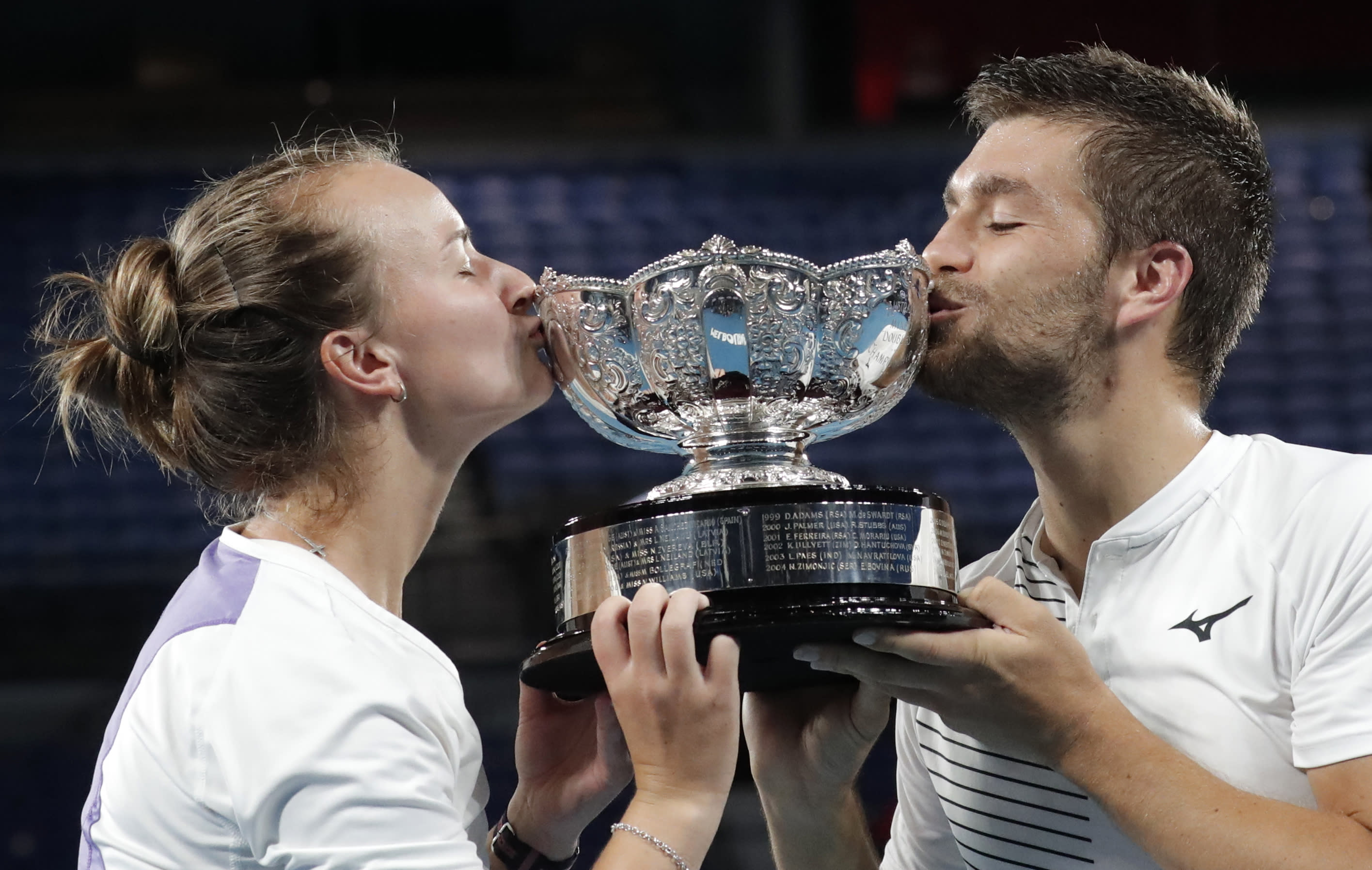 Krejcikova, Mektik win Australian Open mixed doubles title