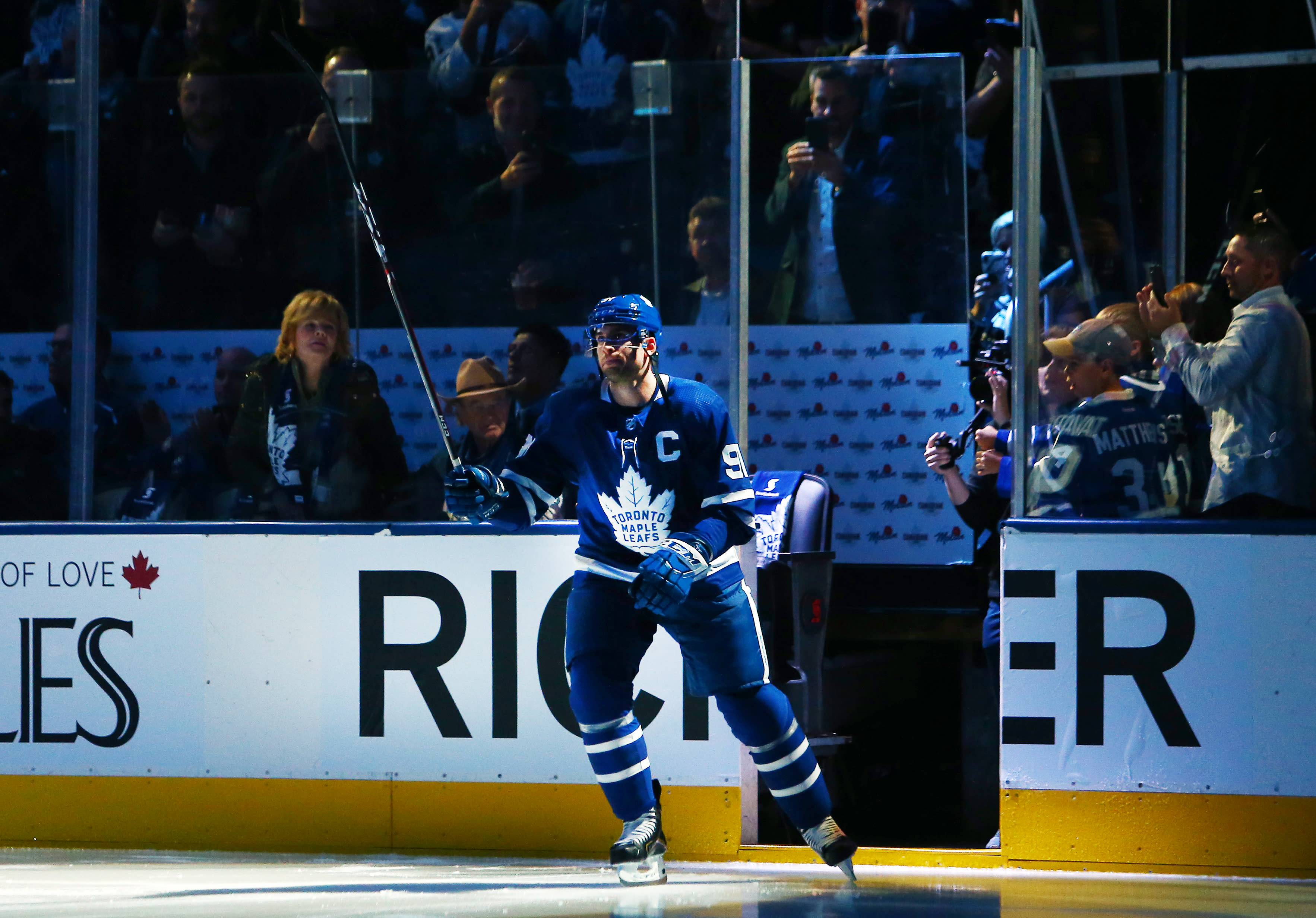 John Tavares' family surprises him with Leafs captaincy news