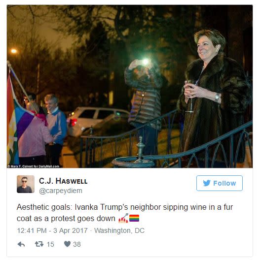 Vecina de Ivanka se hace famosa por observar las protestas en contra de los Trump con una copa de vino en su mano 