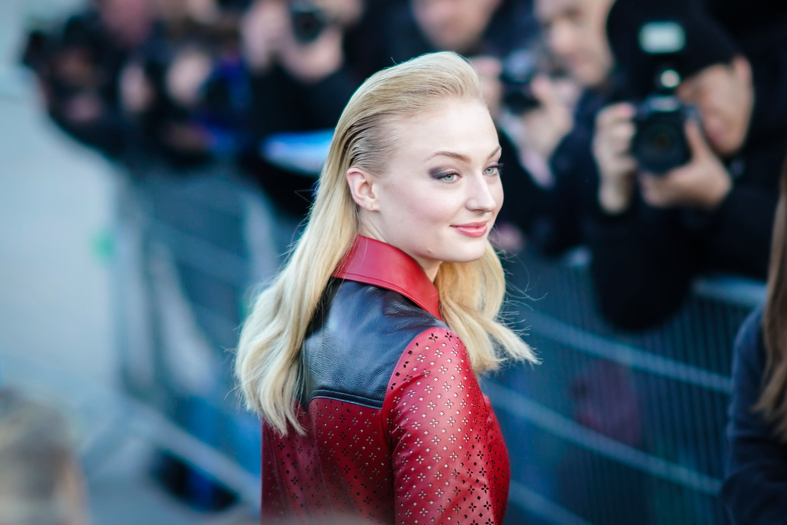 Sophie Turner Trolled Maisie Williamss Game Of Thrones Sex Sc