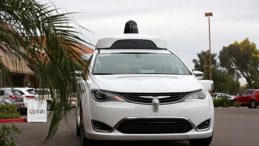 A Waymo Chrysler Pacifica Hybrid self-driving vehicle approaches during a demonstration in Chandler, Arizona, November 29, 2018. Picture taken November 29, 2018. REUTERS/Caitlin O’Hara