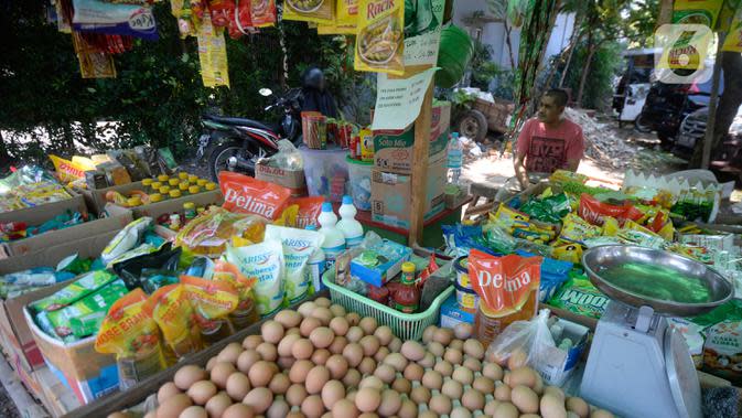 FOTO Semangat Pedagang  Warung Sembako  di Tengah Pandemi